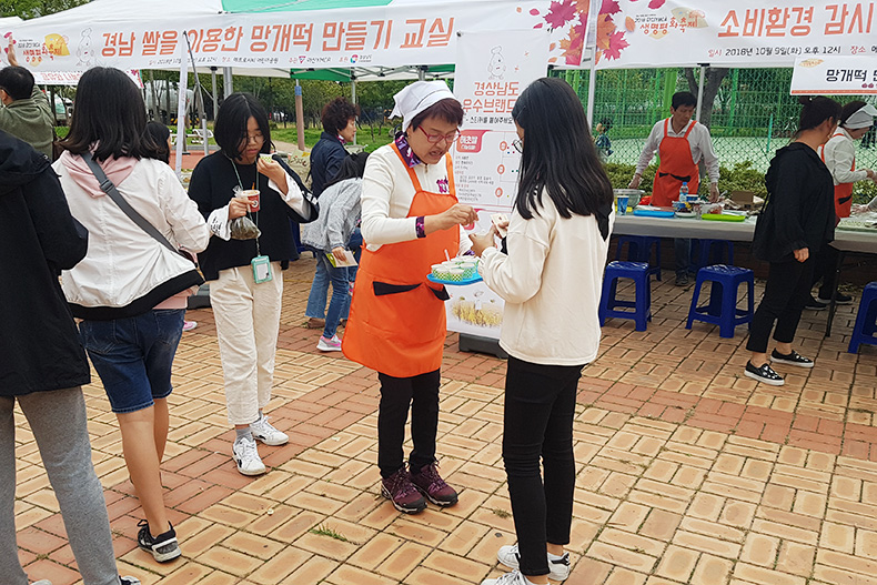 20181009생명평화축제에서쌀소비촉진행사가져2.jpg