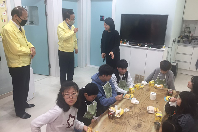 박성호행정부지사,코로나19대응지역아동센터등현장점검.jpg