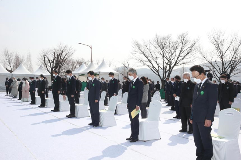 김하용경남도의회의장,315의거기념행사참석해희생자추모.jpg