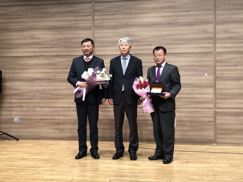 (6)181127경상남도치매관리사업발전대회(4)-왼쪽부터조일호함안군보건소장직무대리,장태용경남도보건행정과장,장회원통영시보건소장.jpg