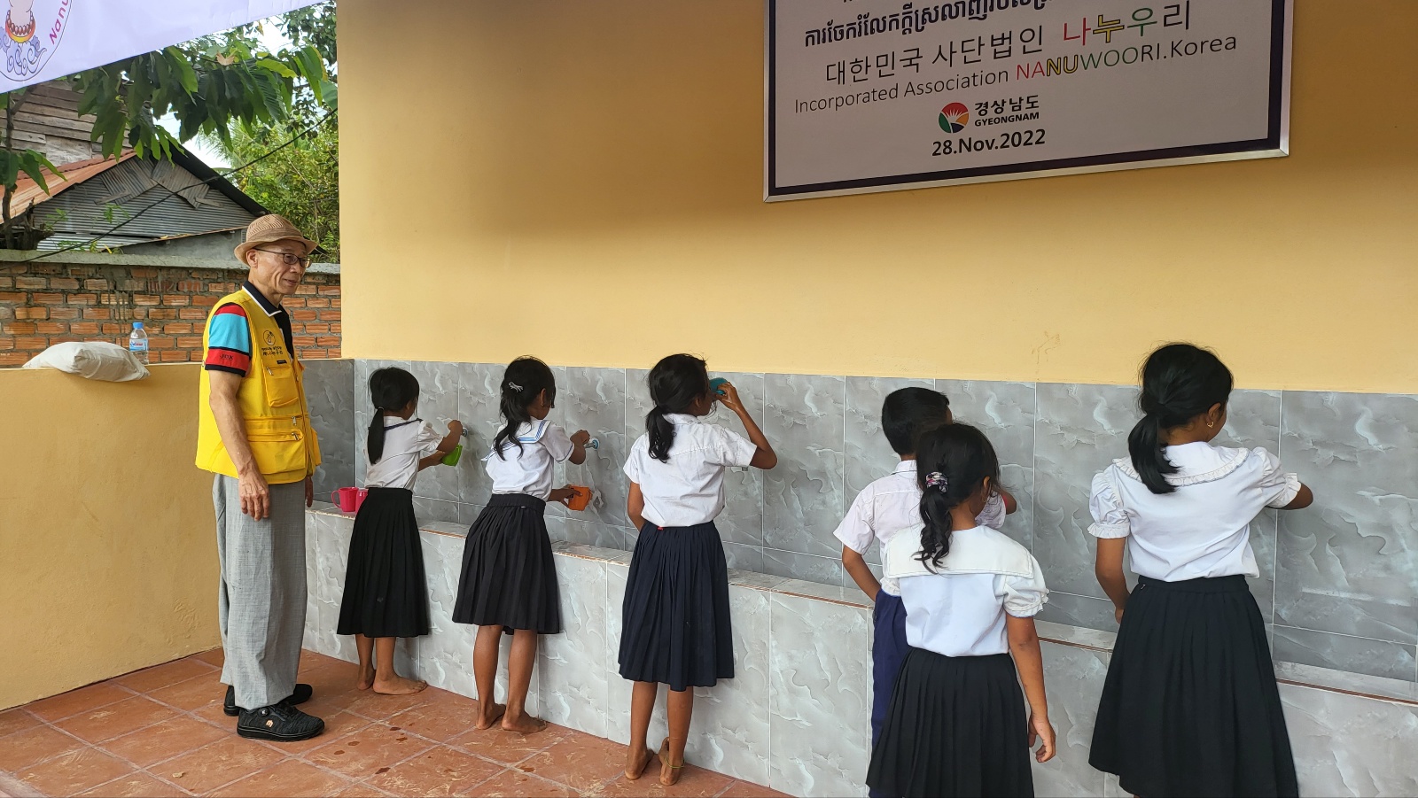 캄보디아초등학교식수위생교육(2).jpg