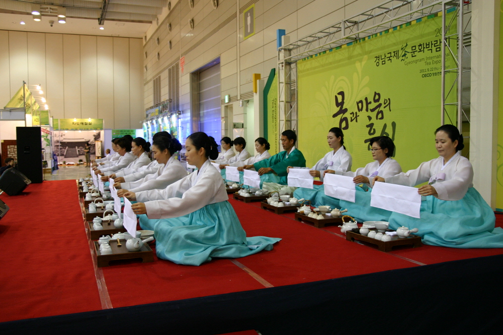 2014년 경남국제 다문화 박람회에서의 다례 시연 공연.jpg