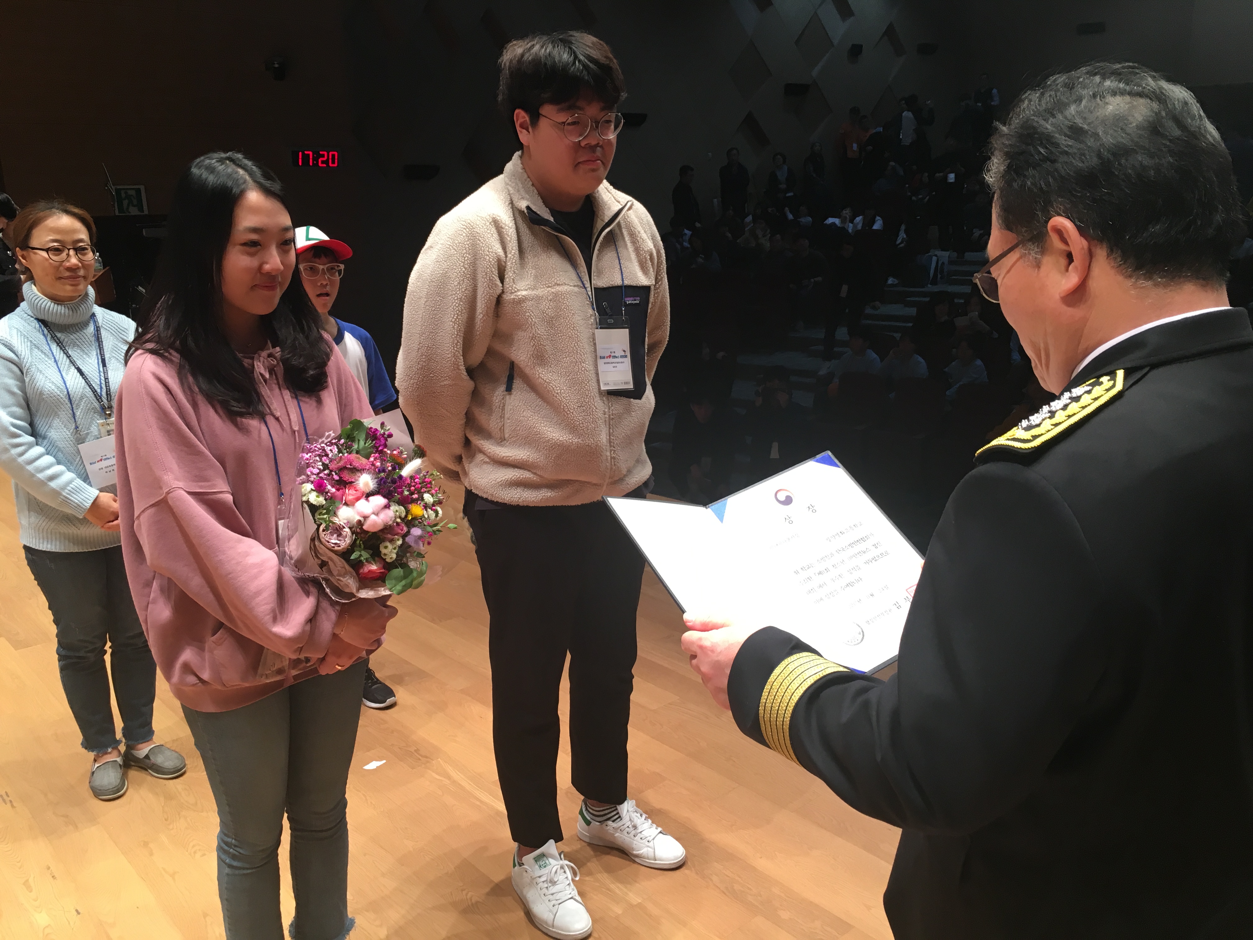 7-1. 밀양 영화고 지도교사 및 학생이 미래아나운서상을 수상하고 있다.JPG